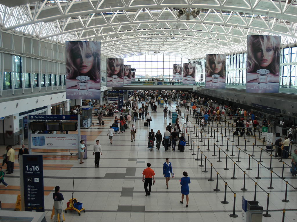 Crece el saldo negativo por los viajes y compras en el exterior, pero el 60% de ese dinero se paga con dólares propios