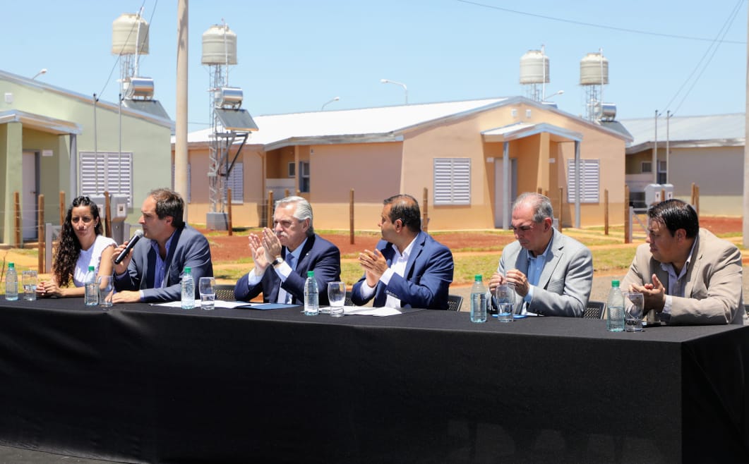 Alberto Fernández, Santiago Maggiotti y Oscar Herrera Ahuad entregaron 597 viviendas en Posadas