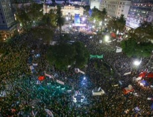 Una multitud repudió el 2x1 a represores en Plaza de Mayo