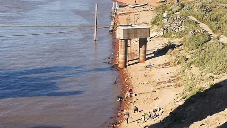 Increíble: por la bajante del Paraná hay personas que cruzan caminando de Argentina a Paraguay