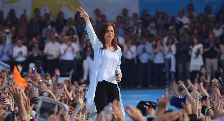 Cristina cerró campaña con fuertes críticas a Macri