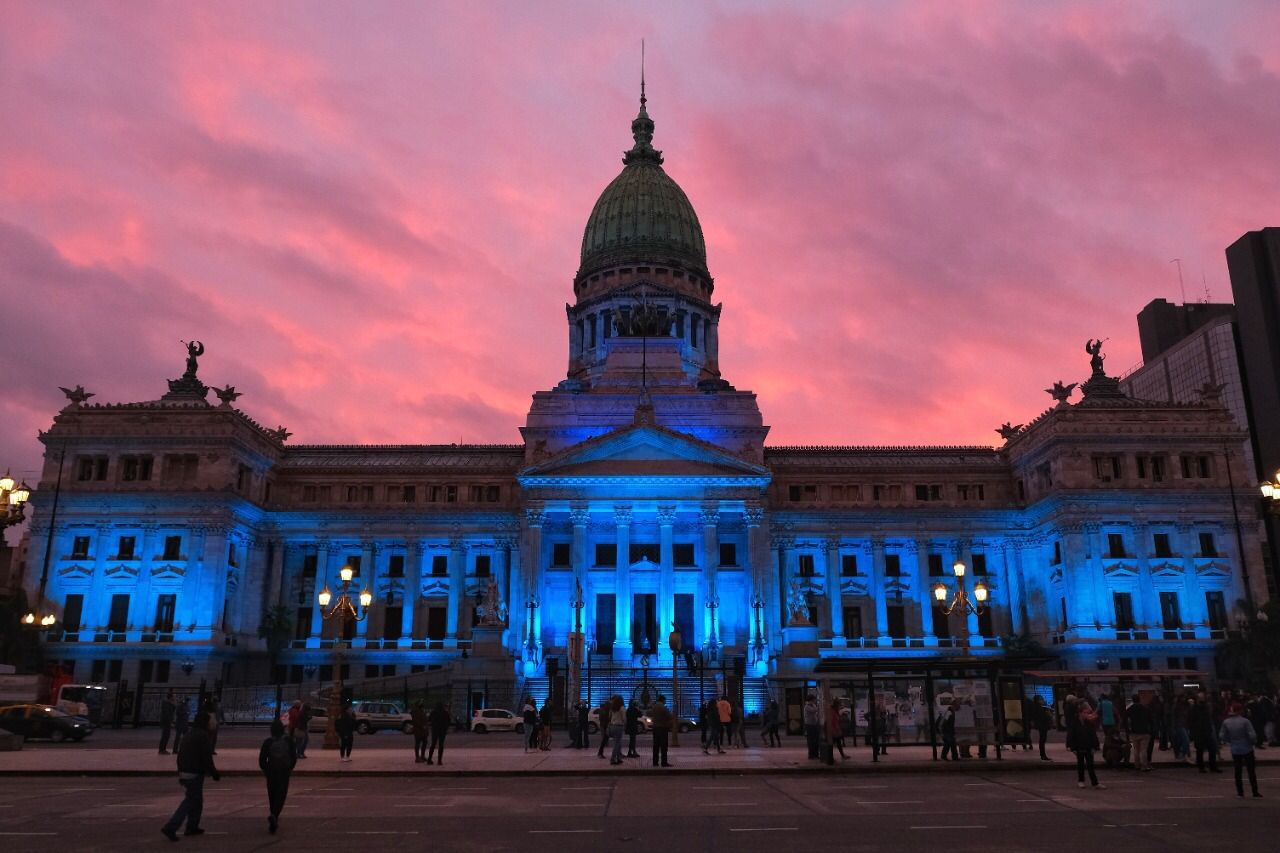 El Congreso, iluminado de azul por el día nacional de las personas sordas