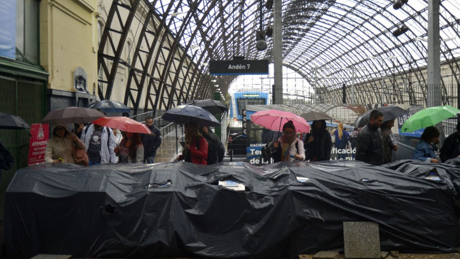 La estación de trenes de La Plata lleva casi 2 años sin techo