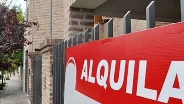 La oferta de alquileres creció en La Plata, pero ingresar a un departamento exige casi el 40% del sueldo