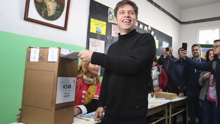 Un artesano de Tres Arroyos prepara el bastón de mando de Kicillof