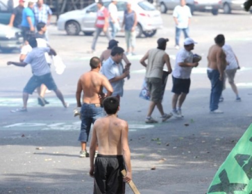  Una protesta de taxistas terminó en una batalla campal en plena Ciudad de La Plata