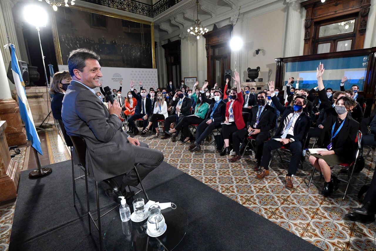 Massa escuchó en el congreso a más de 90 jóvenes estudiantes y profesionales de todo el país