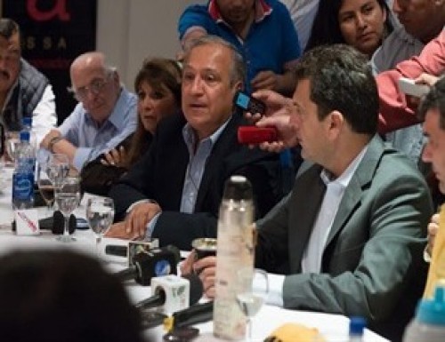 Massa hace un esfuerzo por contener a Cariglino y Acuña