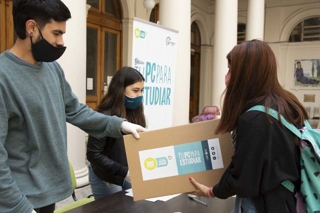 La UNLP volvió a entregar notebooks y tablets gratuitas a sus estudiantes