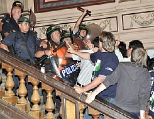 Represión a  militantes de La JP  en el interior de la Legislatura
