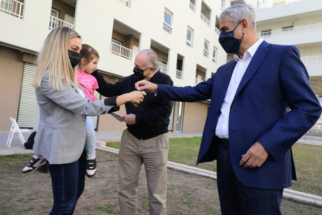 Ferraresi y Lammens entregaron viviendas de Procrear II