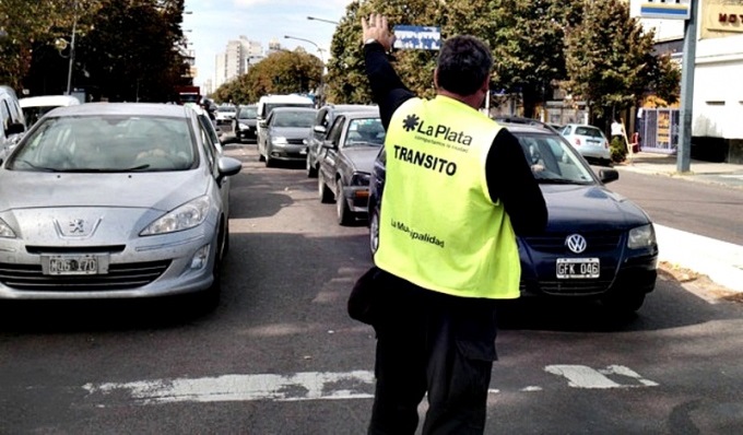 La Plata oficializo la vuelta de las grúas y las fotomultas 