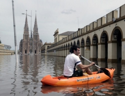 El río Luján sigue subiendo y hay más zonas anegadas y evacuados