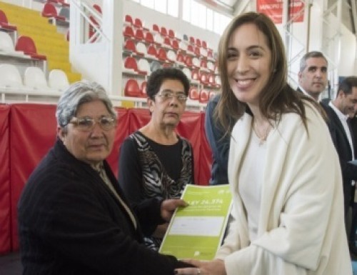 Vidal y Tagliaferro entregaron escrituras en Morón